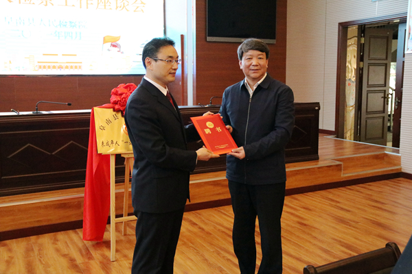 阜南一中校长李进为赵明检察长颁发“法治副校长”聘书