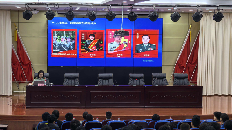 中国人民解放军信息支援部队工程大学专家走进阜南一中开展"胸怀山河，智胜未来"招生宣讲活动